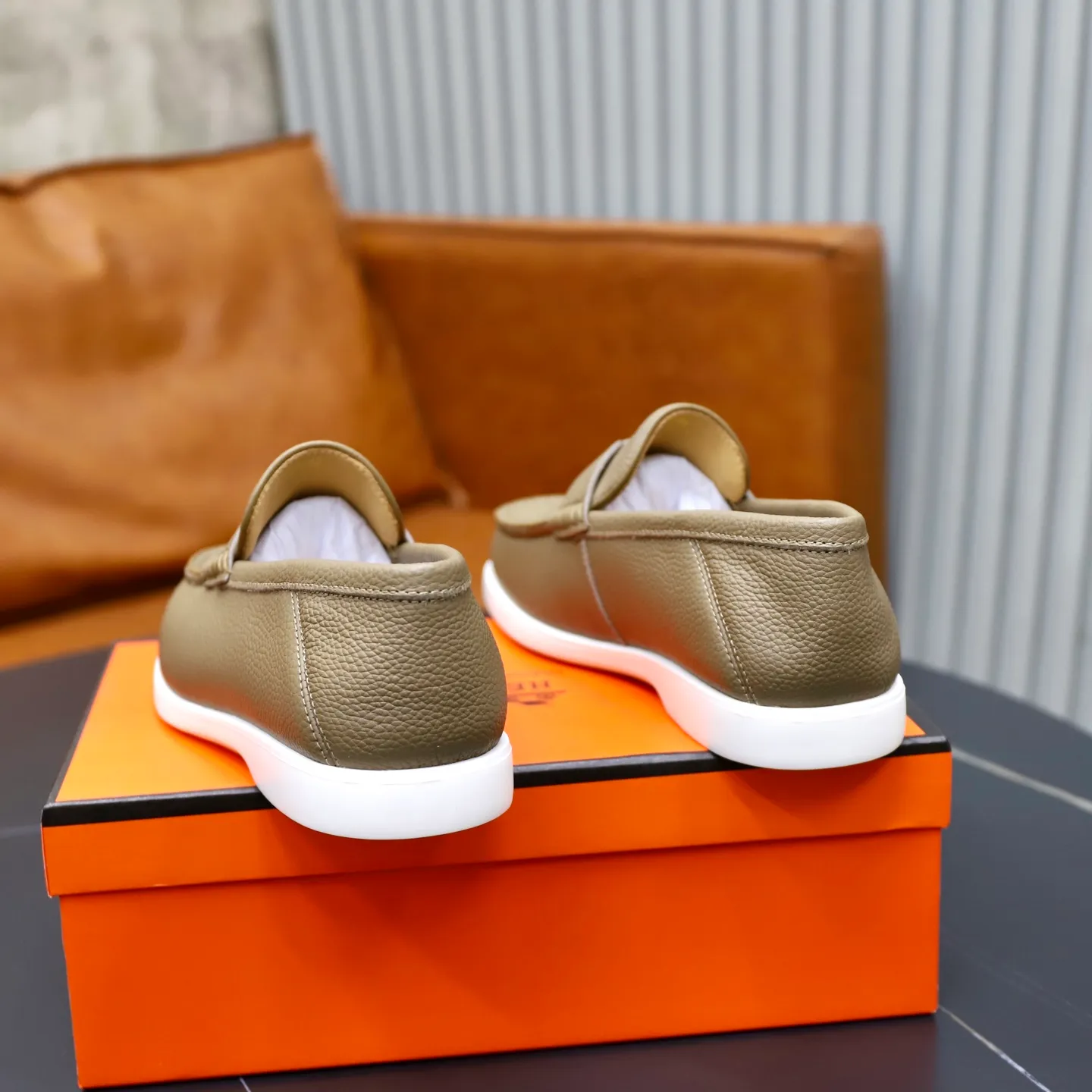 Ex-factory price: 560💰Hermès/Hermès slip-on men's shoes. This shoe is made of imported pebbled cowhide. It has simple and smooth lines and is combined with aerodynamically designed 3CM rubber foam ultra-light soles! Youthful and fashionable, classic H-shaped hardware buckle decoration, calf lining gently wraps the feet, with logo cowhide feet, casual and urban style, highlighting youthful vitality, sports and leisure version, super versatile, code number: 38-39-40-41-42-43-44 standard leather shoe size (45 can be customized but does not support returns)